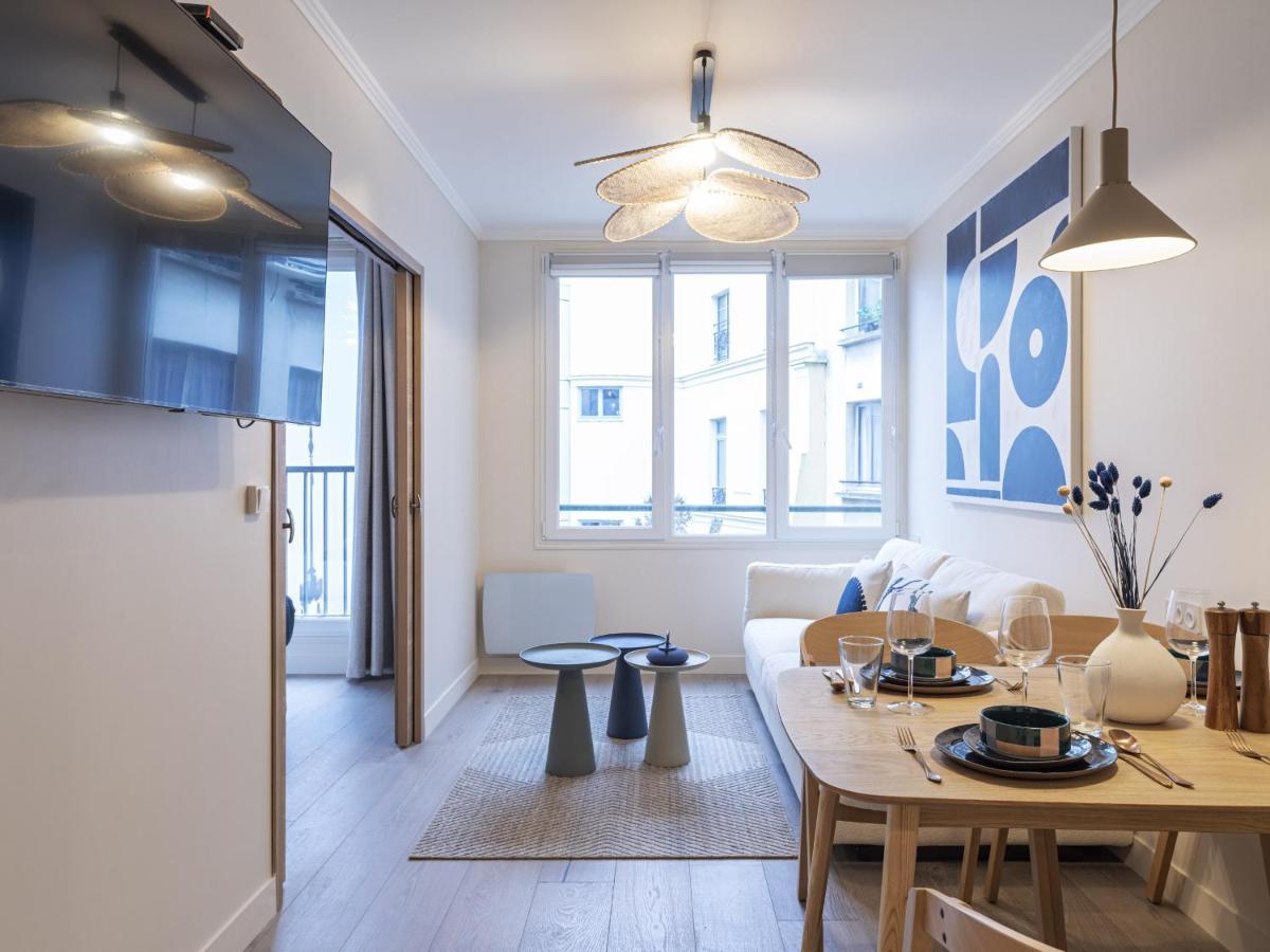 The Blue Suite On Champs Elysees Avenue Paris Exterior photo
