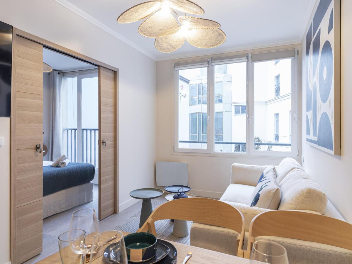 The Blue Suite On Champs Elysees Avenue Paris Exterior photo
