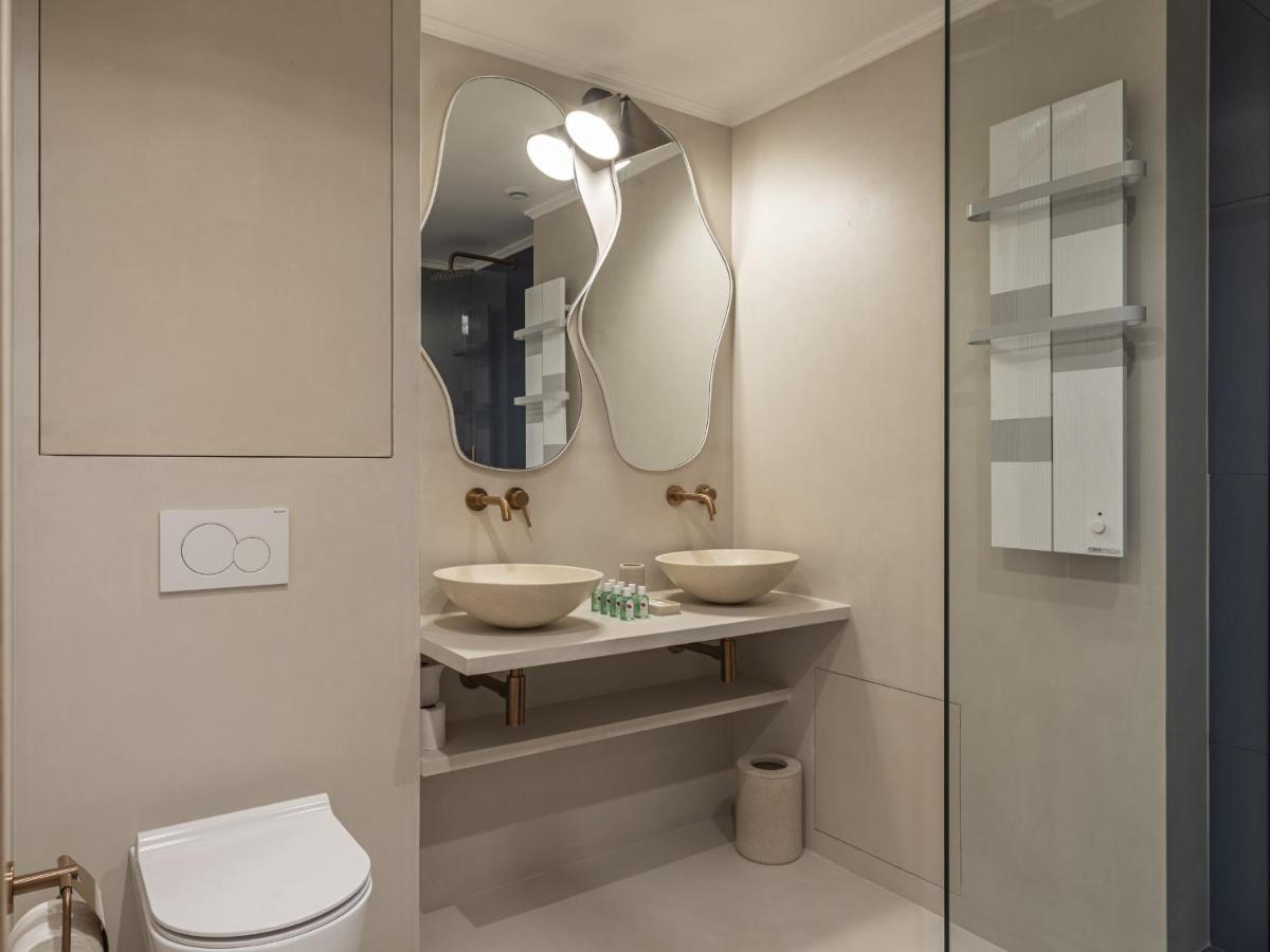 The Blue Suite On Champs Elysees Avenue Paris Exterior photo